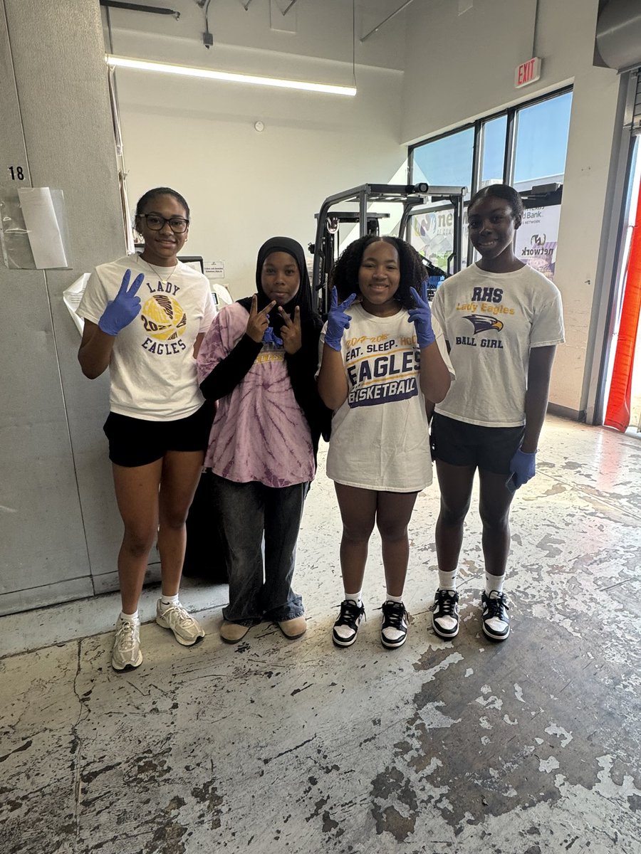 LE_HOOPS's tweet photo. @LE_HOOPS focusing on what really matters. Our 5 week challenge ends this week serving our community. Thank you Network Ministries for having us! @RichardsonHS1 @RichardsonISD #InIt2Serve #RISDdreamBig https://t.co/SyBlZK0Qs3