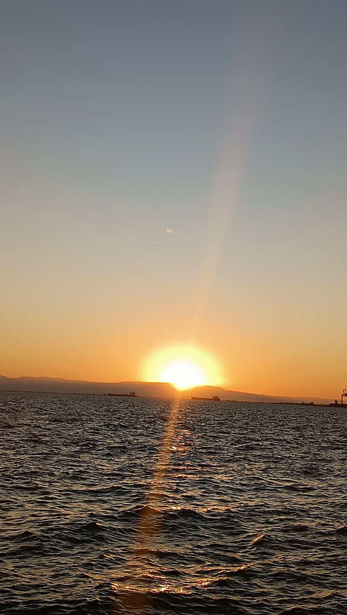 Αυτά τα Σαλονικιωτικα ηλιοβασιλέματα που σε μαγεύουν ...Θερμα(γ)ικος ♥️
Όμορφο Σαββατόβραδο υπέροχα πλάσματα