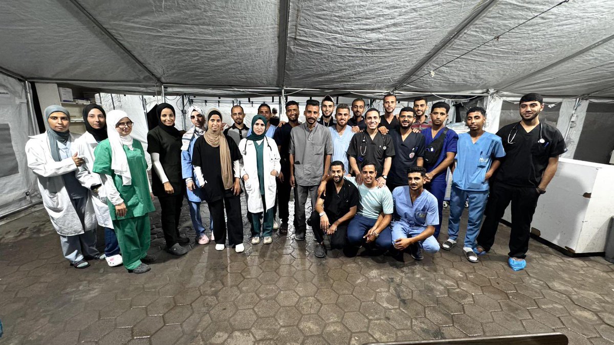 رغم الخطر الشديد ونقص الإمكانيات، يواصل أطباء وممرضو قسم الاستقبال والطوارئ في مستشفى المعمداني بمدينة غزة وشمالها أداء واجبهم الإنساني، بعدما فضّلوا البقاء وعدم النزوح، لتقديم الرعاية الطبية للمواطنين والجرحى.
تحية تقدير لهؤلاء الأبطال الذين اختاروا الثبات في أحلك الظروف.