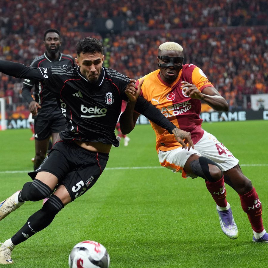 newsHK1's tweet photo. Halftime: Galatasaray 0–1 Beşiktaş ⚽️
Tammy Abraham on the scoresheet, Rafa Silva schooling Davinson Sanchez again, and a red card drama.
Galatasaray’s unbeaten run? Hanging by a thread… 👀
#GSvBJK #Derby #TammyAbraham https://t.co/r0eWinK88N