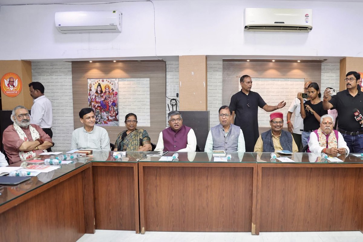 भाजपा प्रदेश कार्यालय में प्रदेश चुनाव समिति की बैठक डा दिलीप जायसवाल जी अध्यक्षता में हुई, जिसमें चुनाव प्रभारी धर्मेंद्र प्रधान जी सह प्रभारी केशव मौर्या जी, प्रदेश प्रभारी विनोद तावड़े, दीपक प्रकाश सहित सभी सदस्य भाग लिए, होने वाले चुनाव जितने की रणनीति पर चर्चा हुई।