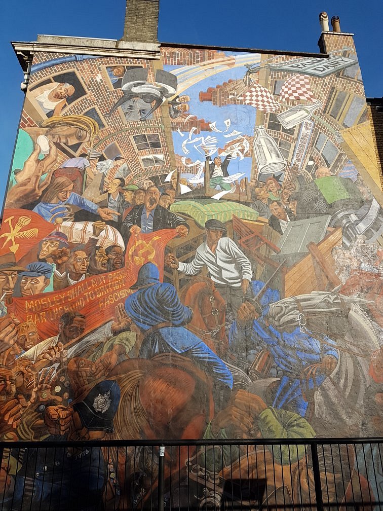 Le 4 octobre, date importante du combat antifasciste.

En 1936, la tentative de marche des Chemises noires britanniques dans l'Est londonien ouvrier s'est heurtée à la résistance organisée de ses habitants.

Ici, ils ne passèrent pas.