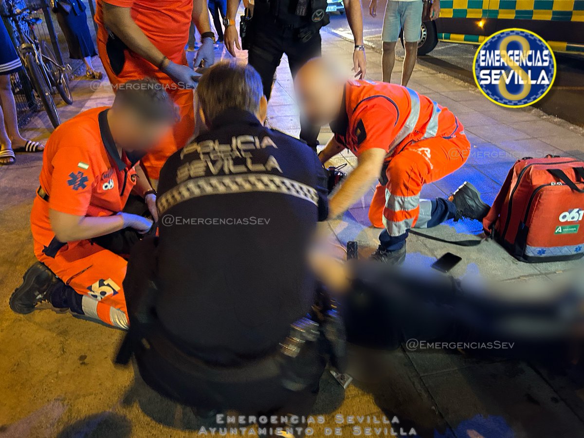 🔴03:14 h. Rápida intervención de Policía Local ante un aviso por infarto a un hombre (49) que había caído desplomado cuando caminaba por la Ronda de Triana #Sevilla
Dos minutos tras recibir la llamada tres patrullas de Policía Local estaban en el lugar iniciando las tareas RCP.