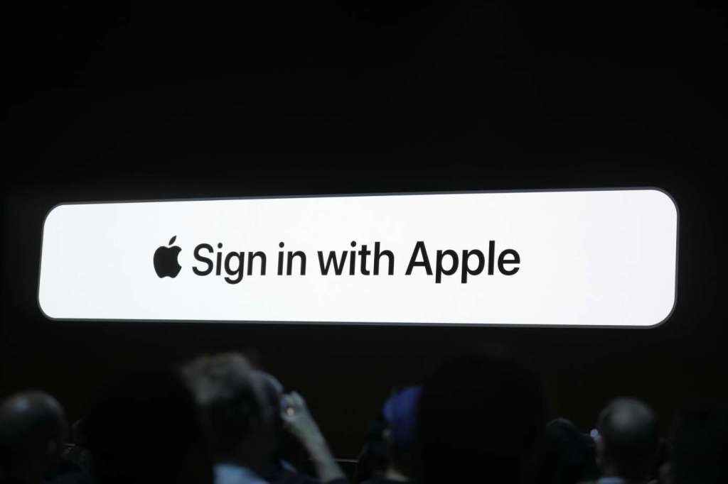 syncsoci's tweet photo. A new update being rolled out by Apple on the iPhones referred to as iOS14 has the potential to impact your marketing efforts on Facebook and Instagram significantly. https://t.co/BwhQWmkIzX #facebookmarketing #instagrammarketing https://t.co/g6THER8k0h