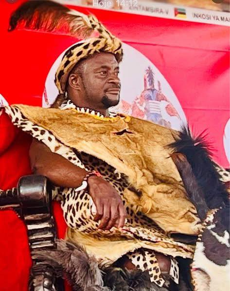 Monarchies2000's tweet image. Le 28 septembre, le roi Zintambira V (Horácio Sebastião Marcos) a été couronné monarque des Nguni du Povo mozambicain. Il succède à la reine Zintambira IV décédée en mars dernier, à l&apos;âge de 80 ans. 1/2👇 👑🇲🇿 #monarchie #monarchy