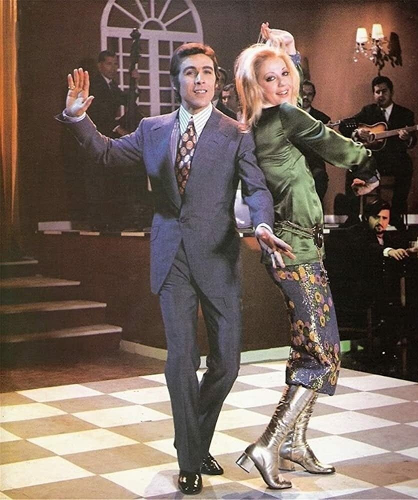 Τό φεγγάρι πάνωθε μου 
Ασημένιο τάλιρο 
Καί με τό κορίτσι Θεέ μου
Πάμε για το Φάληρο 

Το φεγγάρι μεθυσμένο 
Σε μια βάρκα κύλησε 
Ένα στόμα μελωμενο 
Έγειρε με φίλησε 
Τ. Βοσκόπουλος 🎶🎶🎶🎶🎶🎶🎶