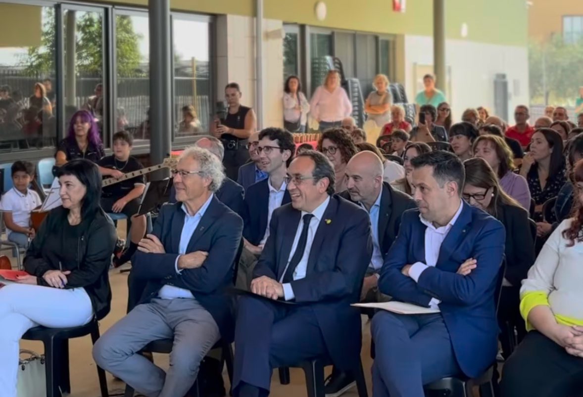 marcsolanes's tweet photo. Després de molts anys de reivindicacions i de feina, avui s'ha inaugurat la nova Escola l'Àlber d'#Albesa, amb el president @joseprull i l'alcalde @AntoniBalasch. Per molts anys! https://t.co/Tc0hNlBUG8