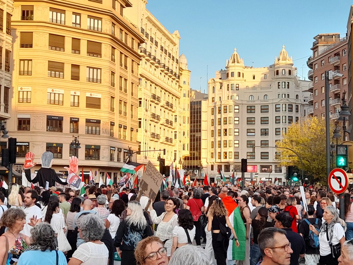 Pues tambien es casualidad que haya una protesta masiva contra el genocidio en Valencia, y Maria José Catala apague las farolas de la calle Colón para que la TV no pueda tomar imágenes claras de la protesta. Una pena.
Pero no la llames pro-genocida, que se enfada