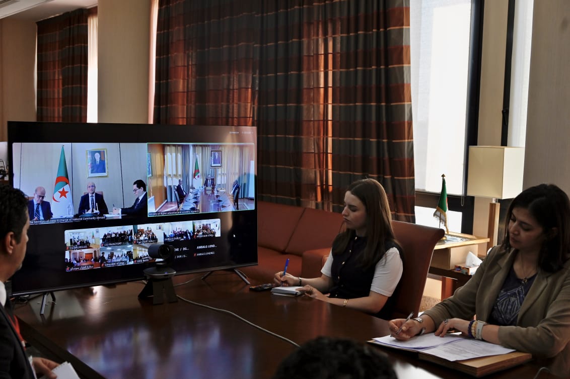 في إطار التواصل المستمر مع أبناء الجالية🇩🇿 أشرف كاتب الدولة لدى وزير الشؤون الخارجية، المكلف بالجالية الوطنية بالخارج، السيد <a href="/SECCNE_Chaib/">Sofiane Chaib | سفيان شايب</a> بمعية زميله في الحكومة وزير التعليم العالي والبحث العلمي، السيد كمال بداري، على لقاء افتراضي مع طلبة الجالية المقيمين بمنطقة أوروبا الشمالية.