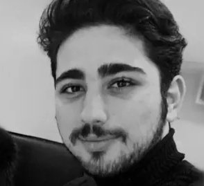 قاضی صلواتی حکم نمی‌دهد — می‌کُشد، با مُهر عدالت.
#پرهام_پروری
وقتی از درِ بند اوین وارد شد، نگاهش ترس را با قدرت در هم آمیخته بود ،  نگاهی که سکوت نمی‌کرد.
مهرماه ۱۴۰۳، در زندان ایرانشهر، چند زندانیِ اجیرشده با فلاسک آب جوش به او حمله کردند.
صورتش سوخت، استخوان بالای چشمش شکست،