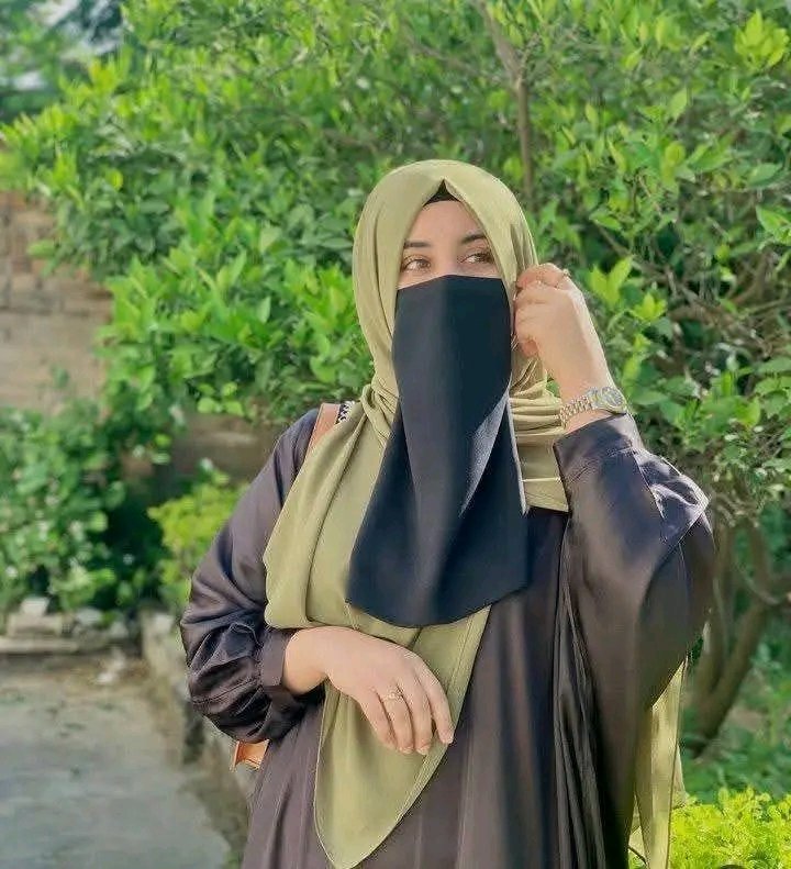 بات ہمیشہ تمیز سے اور اعتراض ہمیشہ دلیل سے کیجیے کیونکہ زبان تو حیوانوں کے منہ میں بھی ہوتی ہے مگر وہ علم اور سلیقے سے محروم ہوتے ہیں 💙🌼