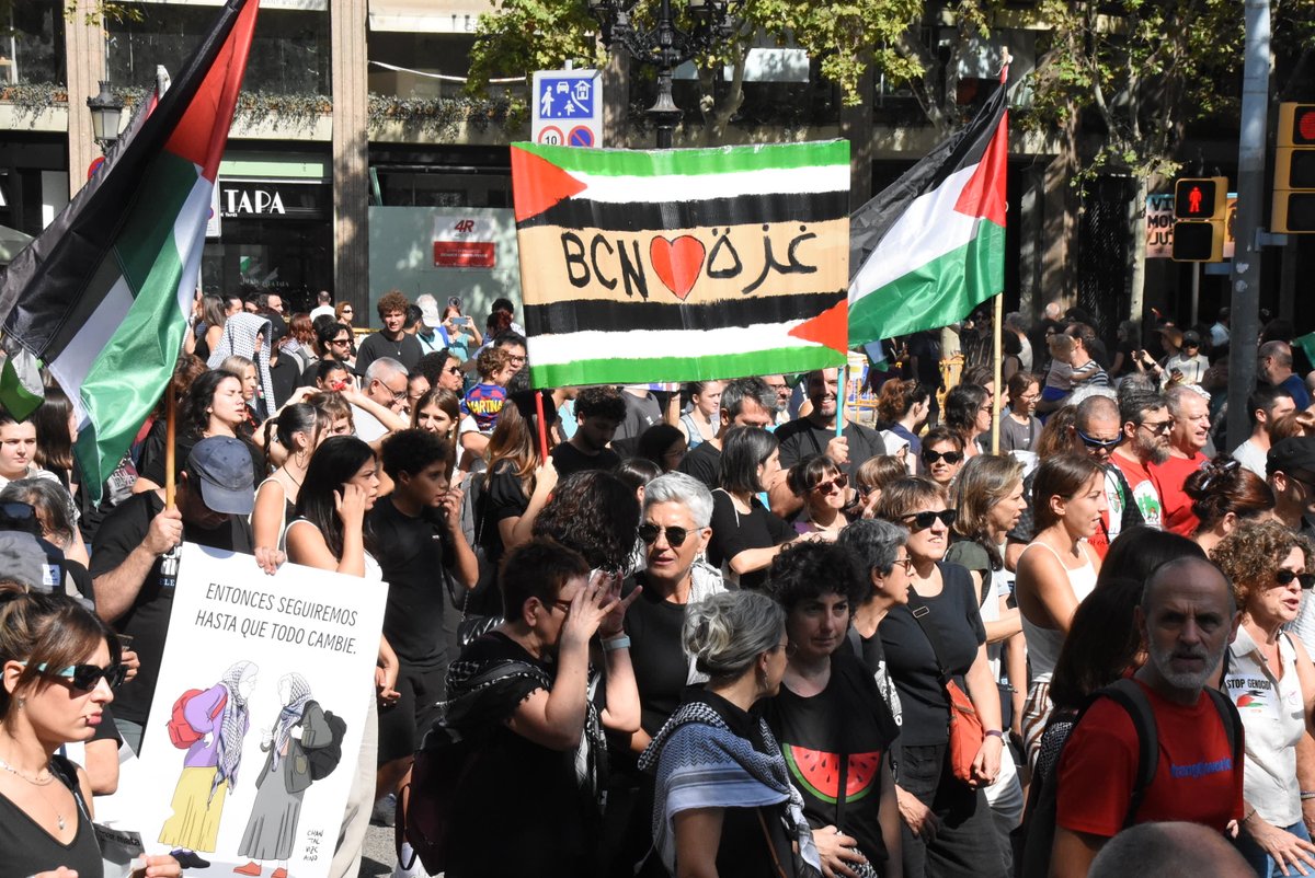 Galeria de fotos de la multitudinària manifestació d'aquest migdia a #Barcelona en solidaritat amb Gaza, Palestina i els mebres de la Flotilla detinguts a Israel. Barcelona i Catalunya diu no al genocidi  #برشلونة
xavier-rius.blogspot.com/2025/10/fotos-…