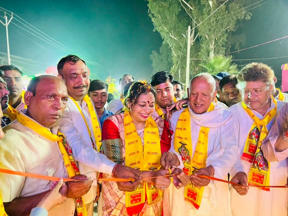 DeeptiMittalBjp's tweet photo. आज जहांगीरपुर (गौतमबुद्धनगर) में महाराजा अग्रसेन समाज सेवा समिति, जहांगीरपुर द्वारा आयोजित श्री महाराजा अग्रसेन जयंती के पावन अवसर पर भव्य शोभा यात्रा का शुभारंभ करने का सौभाग्य प्राप्त हुआ।

🙏 जय महाराजा अग्रसेन जी 🙏

#महाराजा_अग्रसेन_जयंती #शोभायात्रा #AgrasainJayanti https://t.co/eqAyESEpyr