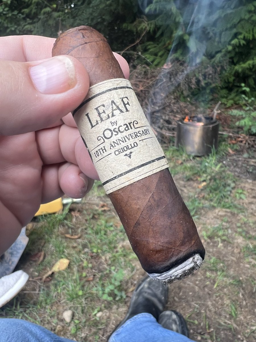 Ed-e Higgins is smoking Leaf by Oscar 10th Anniversary Criollo. Rated with thumbs up! dojoverse.com/news-feed/p/70…
