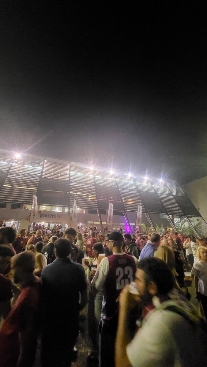 Festa nos exteriores do Barris Nord!