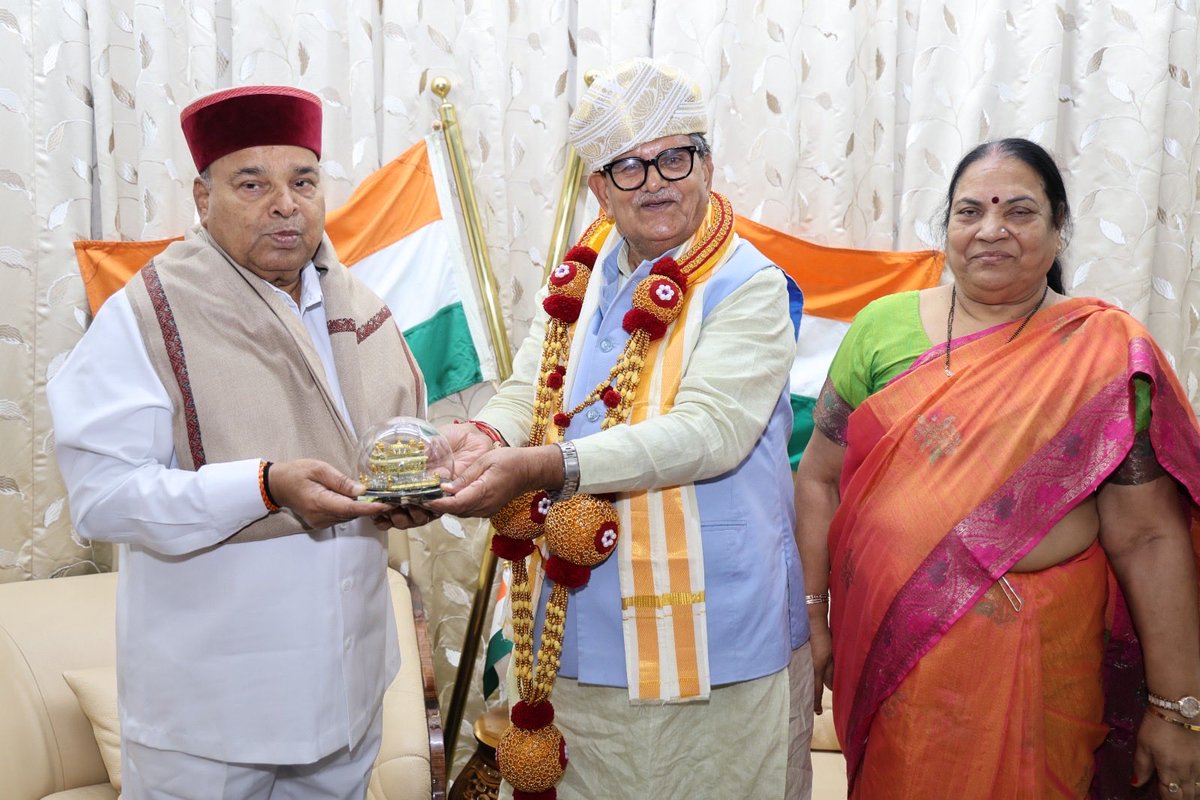 Hon'ble Governor of Punjab, Shri Gulab Chand Kataria, accompanied by his family, paid a courtesy visit to Hon'ble Governor of Karnataka, Shri Thaawarchand Gehlot, at Raj Bhavan, Bengaluru.