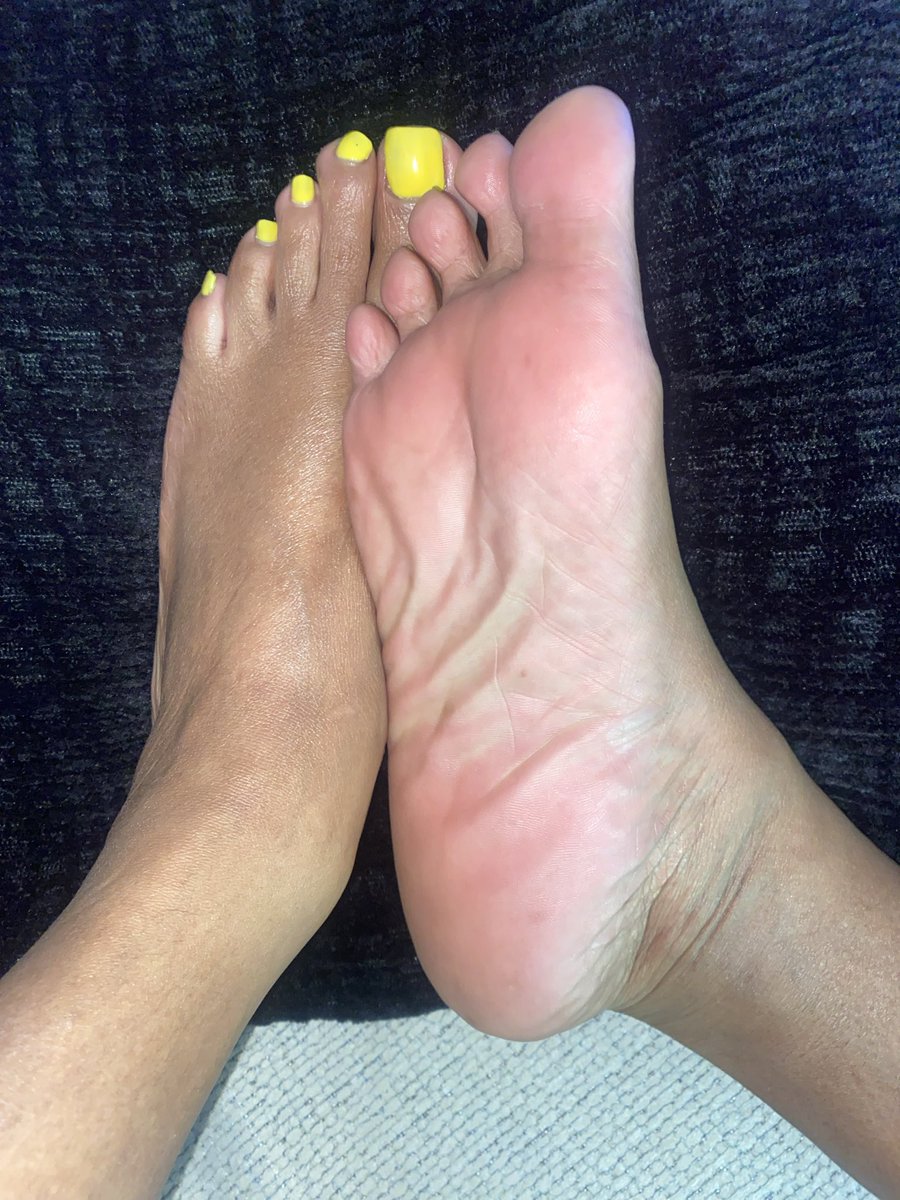 Yellow toes….. 

Y’all didn’t speak up. Booking sessions through this coming week. Contact info in bio.
#chicago #yellowtoes #inperson #sessions # footworship