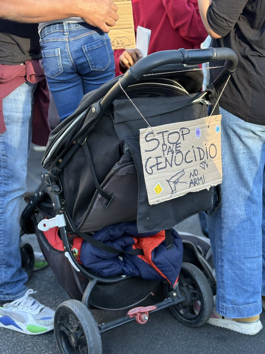 Eravamo una marea. 
Tante famiglie, tanti bambini.
#Gaza #Roma