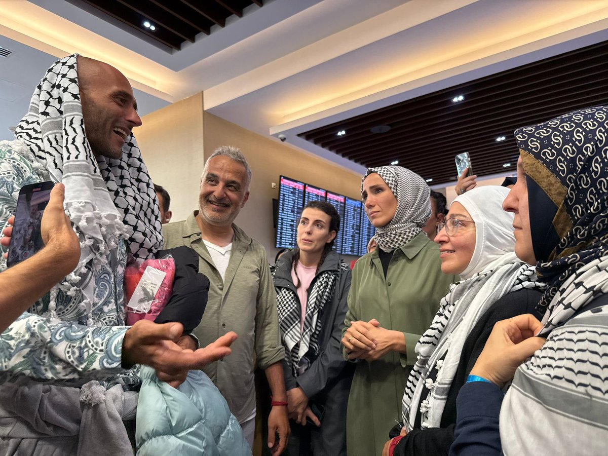 Gazze’ye umut yolculuğuna çıkan Sumud kahramanları vatanımıza döndü.

Milyarlarca insanın duasıyla çıktıkları yolda soykırımcı İsrail tarafından Gazze’ye uygulanan ablukada açtıkları gedikle insanlığın yüz akı oldular.

Nehirden denize Filistin Özgür oluncaya dek bu mücadele