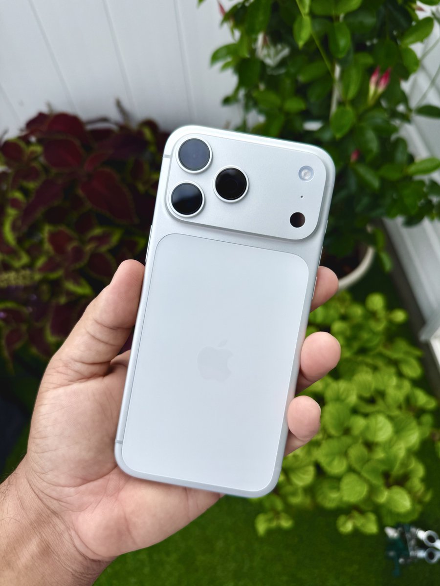 I just came from the #AppleStore, and one of the employees told me that the #iPhone17ProMax in Silver is the most popular one right now. 🙌🏼😌