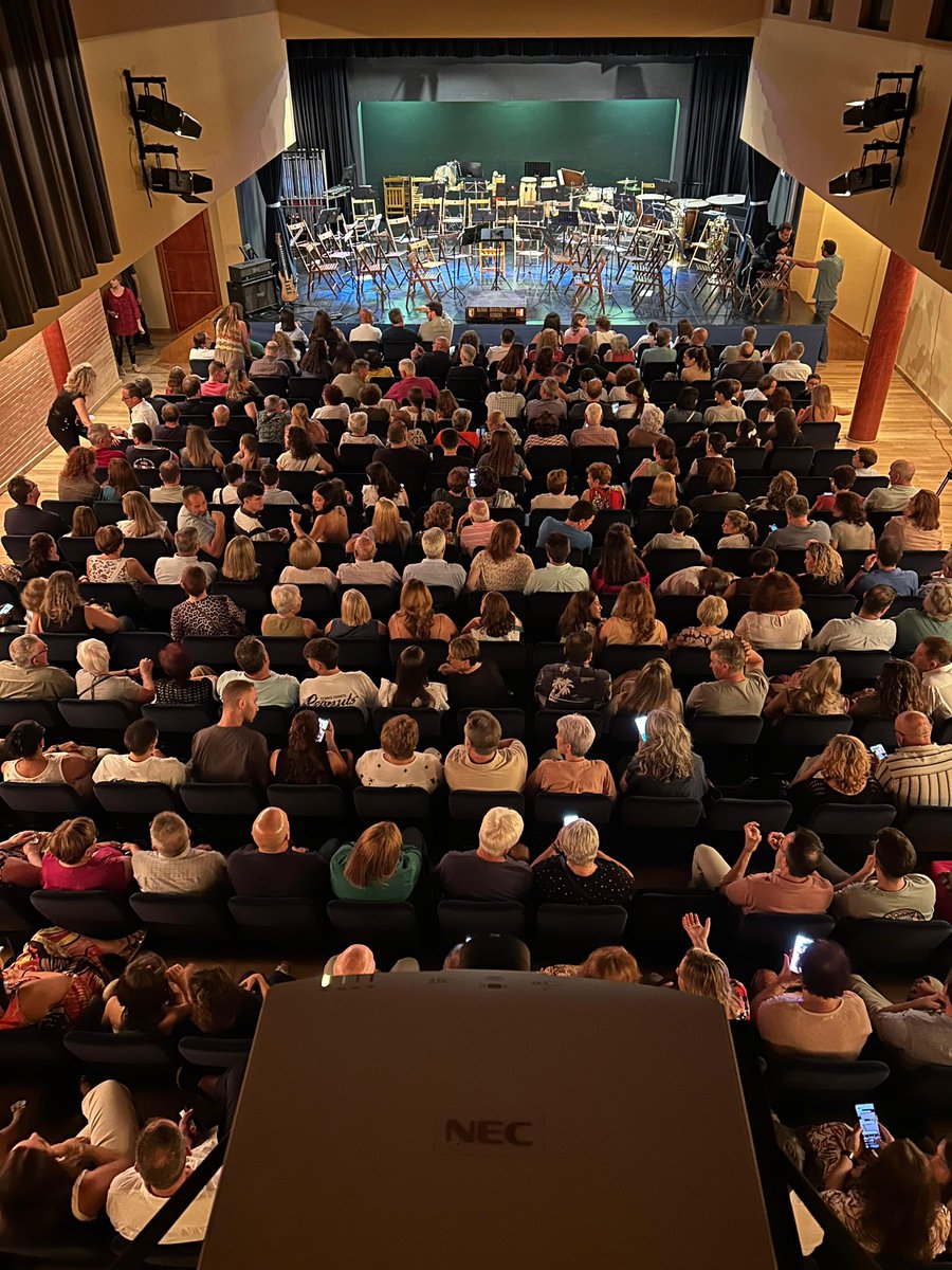 ♥️ A punto de comenzar nuestro concierto "Don't stop me the Pop" con un lleno absoluto.

🥰 ¡Gracias, #Gerena!

📲 #SuenaGerena