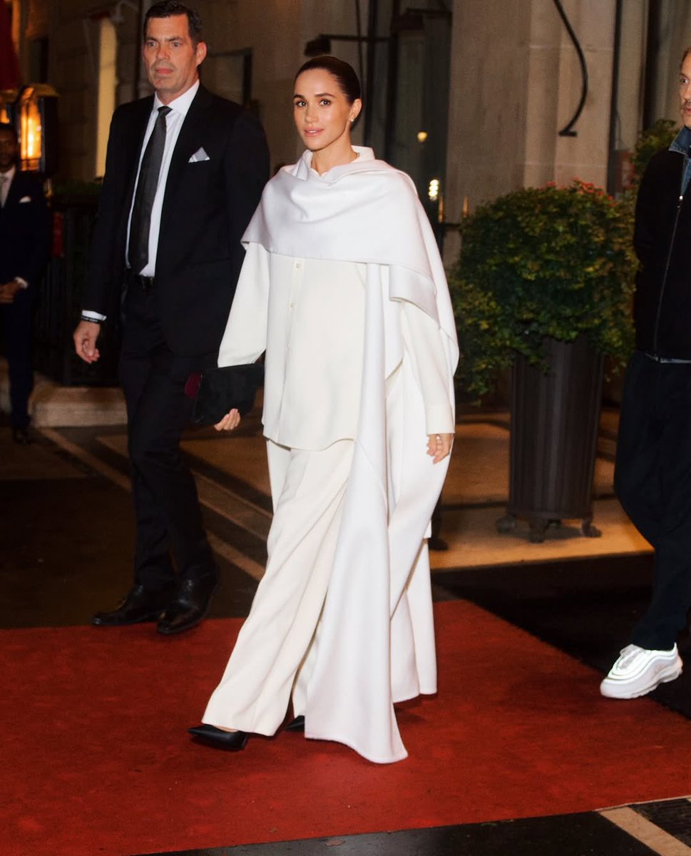 Meghan, the Duchess of Sussex at Paris fashion week ??!!!

Be still my heart ⚡️
