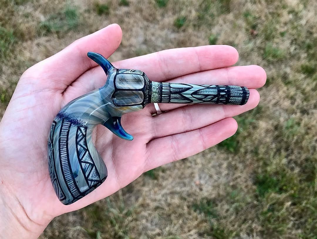 piecemakerglass's tweet photo. Lots of love when into this piece! I’m happy with the turnout considering how long it’s been since I last carved. 
Can’t wait to show y’all what else I’ve been working on..
Please dm if interested ♥️
#pewpew #soleilglass #piecemakerglass #engravedglass #glassart #coldwork https://t.co/CBUyWzLd6P