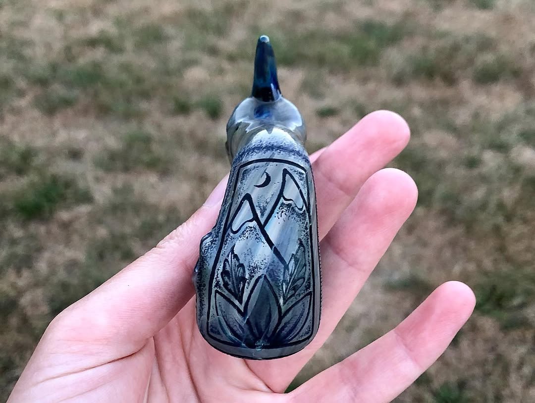 piecemakerglass's tweet photo. Lots of love when into this piece! I’m happy with the turnout considering how long it’s been since I last carved. 
Can’t wait to show y’all what else I’ve been working on..
Please dm if interested ♥️
#pewpew #soleilglass #piecemakerglass #engravedglass #glassart #coldwork https://t.co/CBUyWzLd6P