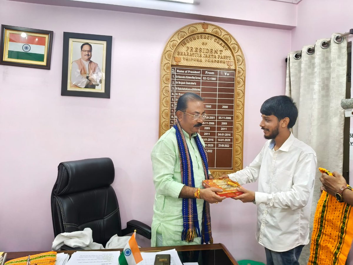 Samratroyofc's tweet image. ভারতীয় জনতা পার্টির প্রদেশ সভাপতি তথা রাজ্যসভার সাংসদ মাননীয় শ্রী রাজীব ভট্টাচার্য মহোদয়ের সাথে আজ বিজয়ার শুভেচ্ছা বিনিময় করি।
সর্ব দুঃখনাশিনী দশপ্রহরিণী মায়ের নিকট উনার সুস্বাস্থ্য ও দীর্ঘায়ু কামনা করি।
@Rajib4BJP🙏