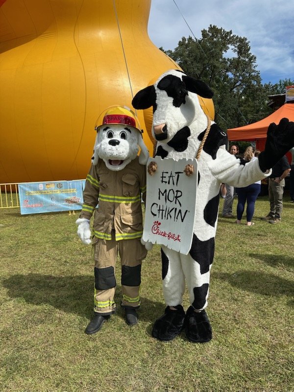 EffCoFireRescue's tweet image. We hope everyone had fun at the Faith and Blue/Duck Derby! Sparky was impressed with the world's largest rubber duck and met a fellow spotted mascot 😁
#effinghamcountyga #springfieldga #guytonga #rinconga #sparkythefiredog