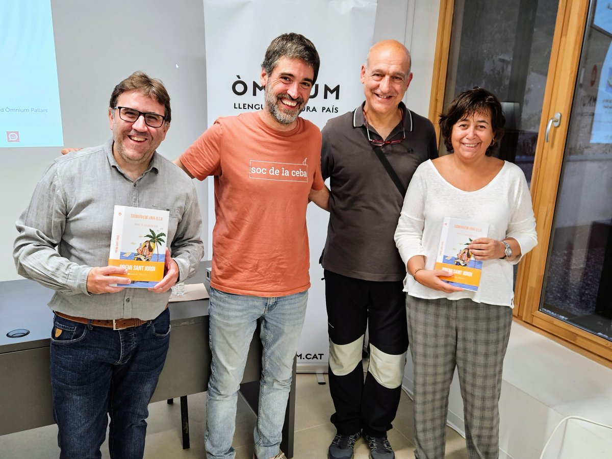 🙌🏻 Molt agraïts a <a href="/roccasagran/">Roc Casagran</a> darrer Premi Sant Jordi de Novel·la <a href="/omnium/">Òmnium Cultural</a> <a href="/OmniumPallars/">Òmnium Pallars</a> amb "Somiàvem una illa" per presentar a Sort aquesta novel·la de descoberta íntima que viatja per illes paradisíaques (i altres que no ho són tant!) d'arreu del món bibliosort.cat/presentacio-so…