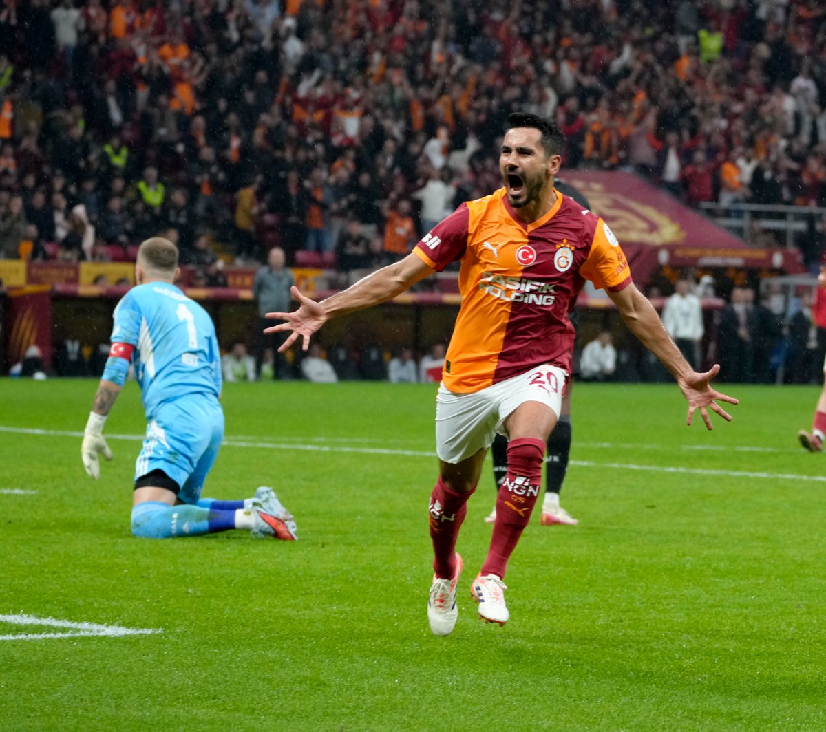 Galatasaray's tweet photo. Gündo's first 🟡🔴 goal!
#GSBJK https://t.co/ma1JHRV7fR