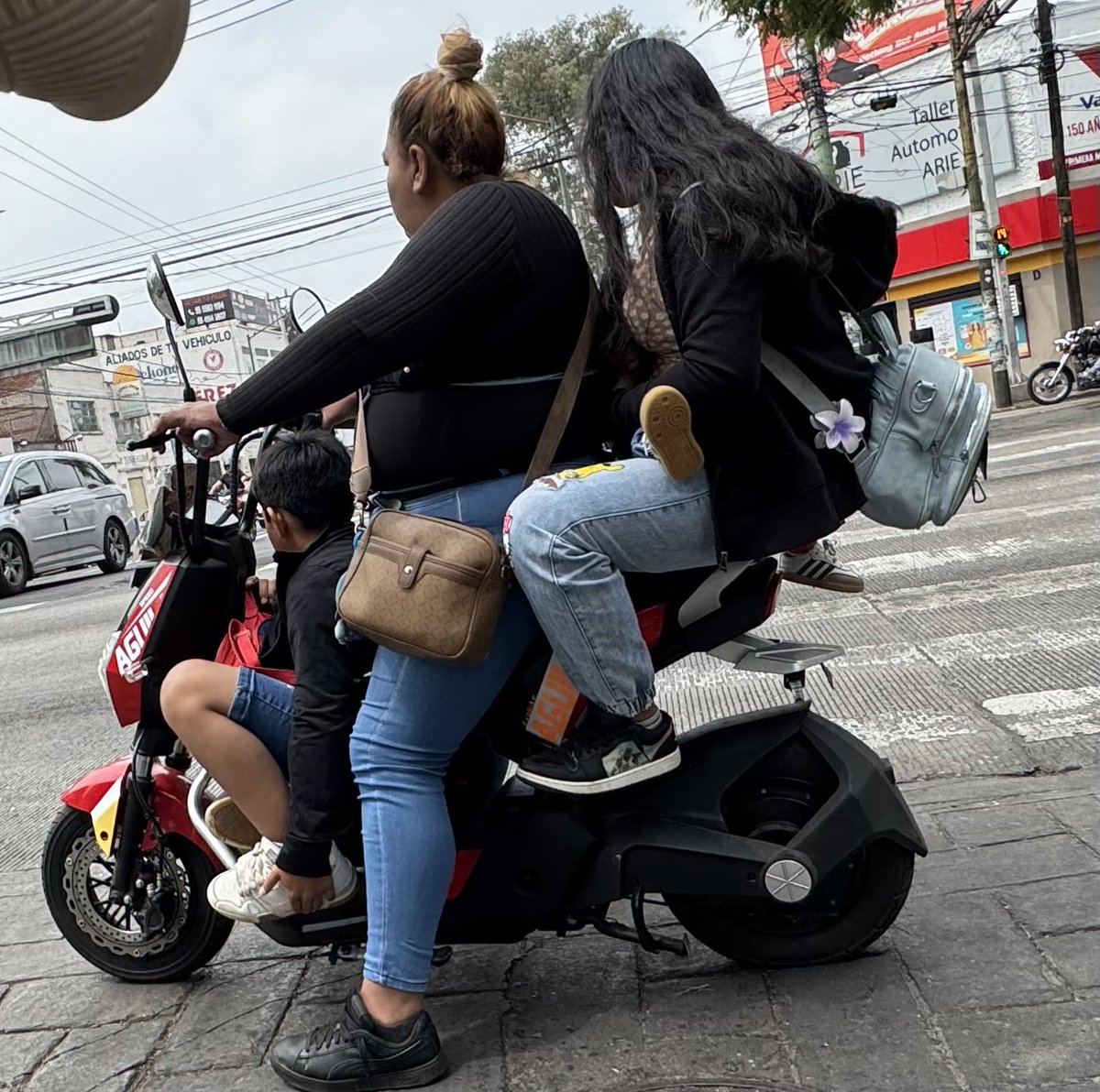 monsterburningX's tweet photo. No mmn banda es bici eléctrica no combi a Ixtapaluca 😂
#CDMX #EstiloNaco #CulturaChida #PedaDeNacos #ModaMexicana https://t.co/dHHNkbWMDJ