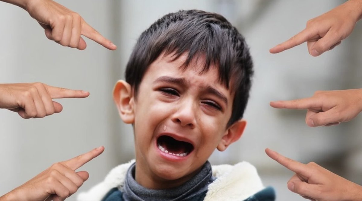 Un niño de siete años, diagnosticado con TDAH, iba cada mañana a su escuela con miedo. No por sus compañeros, sino por su maestra. Ella lo señalaba frente al grupo, lo llamaba “retrasado” y alentaba a los demás a burlarse de él. Lo aislaron, lo golpearon, lo hicieron invisible.