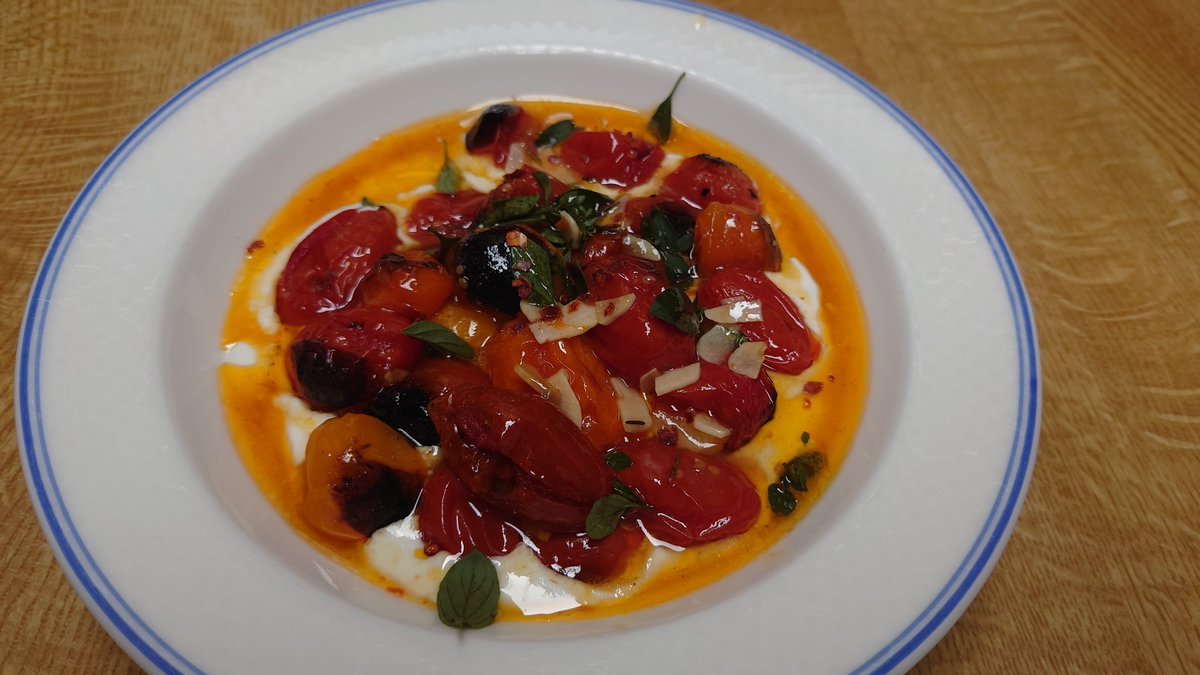 Kulinarisches Summerfeeling bei Herbststurm: Gegrillte Kirschtomaten (<a href="/DonGiardino/">Selbstversorger</a> sei Dank) auf kaltem griechischem Joghurt à la Ottolenghi (Simple)