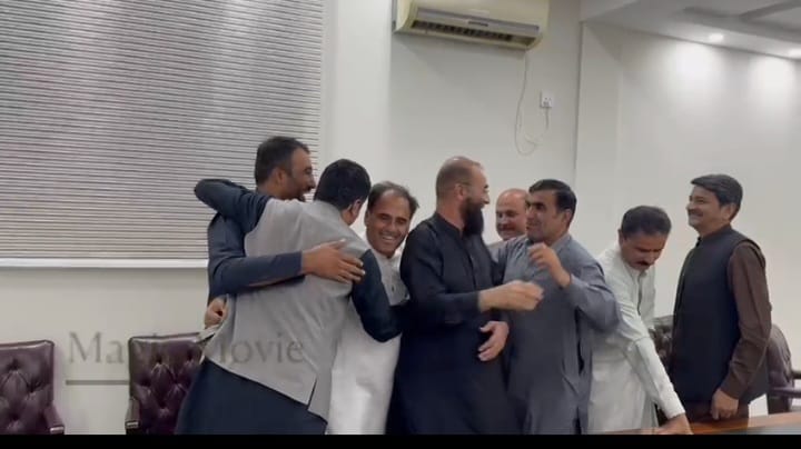 وزیر اعلیٰ بلوچستان میر سرفراز بگٹی، وزیر صحت بخت محمد کاکڑ، سیکرٹری صحت مجیب الرحمان پانیزئی کا خصوصی شکریہ، جن کی بدولت سروس سٹریکچر کا طویل سفر پایہ تکمیل تک پہنچا۔
<a href="/bakhtkakar43/">Bakht Muhammad Kakar</a> <a href="/PakSarfrazbugti/">Sarfraz Bugti</a> <a href="/SyedHazratAli18/">Syed Hazrat Ali</a>