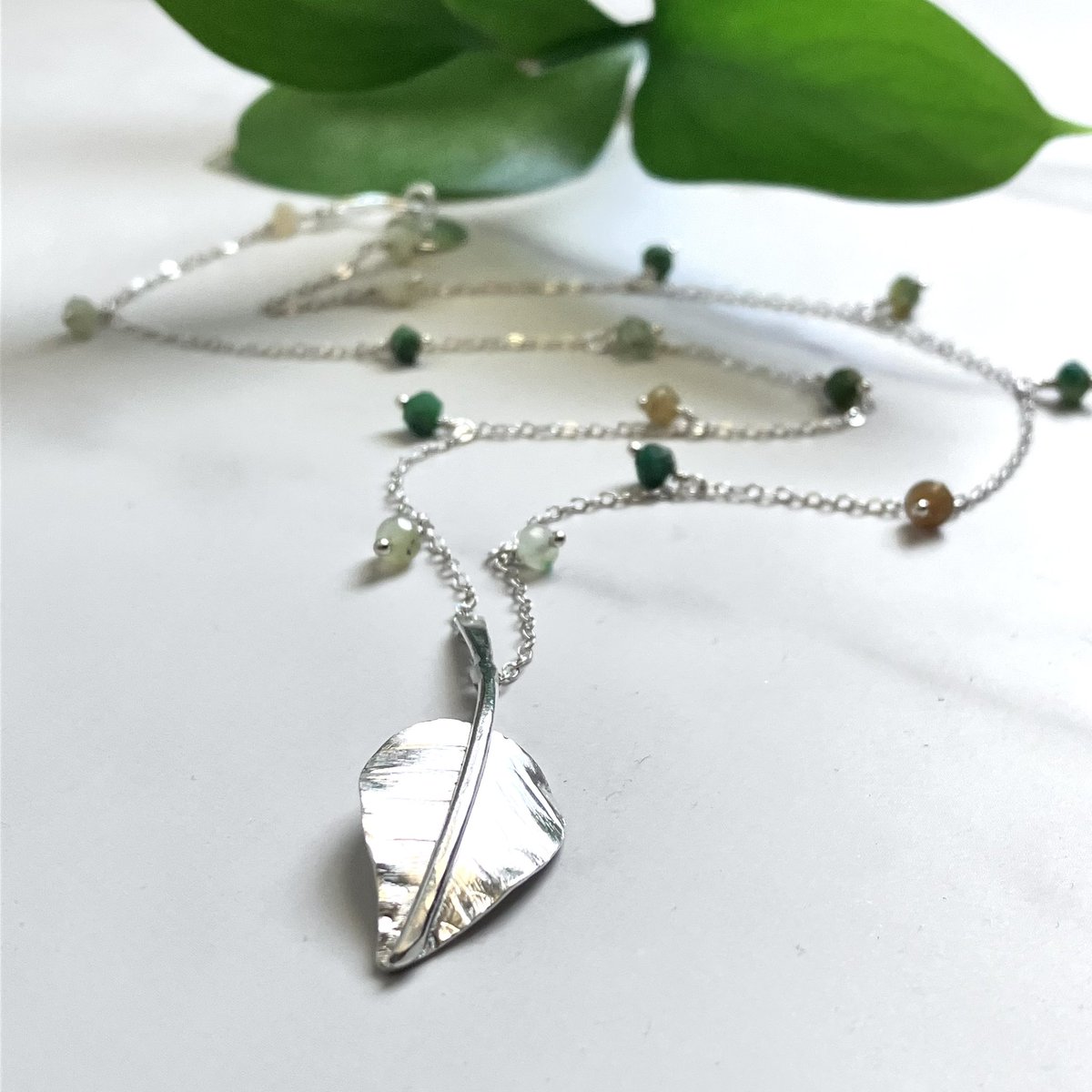 With Fall temperatures right around the corner (fingers crossed), I thought this would be a great time to post my Silver Autumn Leaf Necklace. A simple leaf pendant with jadeite gemstones.

bellarosejewelrydesign.com/product/silver…