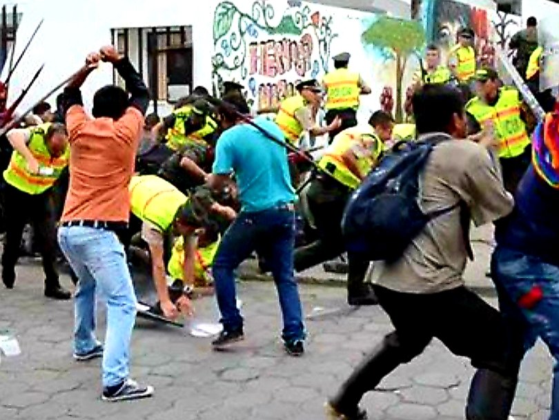 Los salvajes TERRORISTAS INDÍGENAS SEDICIOSOS (pagado$ con 💵 sucio del GDO RC5 y sus Socios GUERRILLEROS), están provocando que el PUEBLO DECENTE Y TRABAJADOR SE CANSE -y se armen como en el pasado en Colombia- los famosos "CONTRAS" Particulares, para enfrentarlos y eliminarlos.