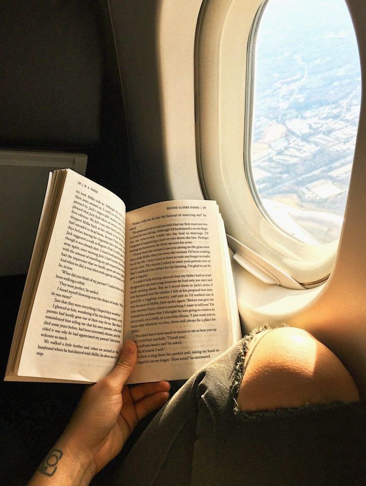LGraynoble's tweet image. Golden hour, good book, and a window seat — my favorite kind of escape ✨✈📖

#TravelVibes #BookLover #WindowSeatViews #GoldenHourGlow #ReadingOnTheGo #WanderlustMoments #CozyReads #TravelDiaries #AirplaneAesthetic #PeacefulMoments
