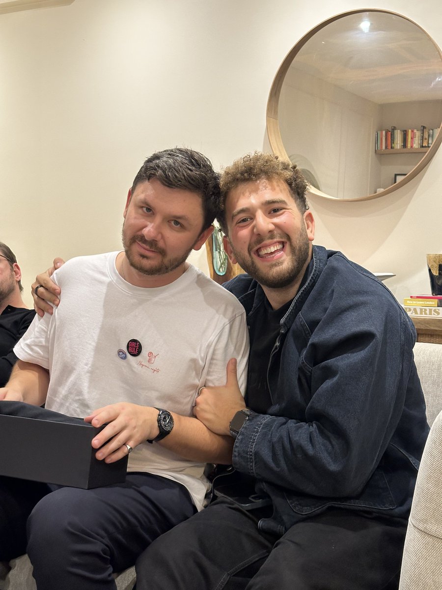 Ali Hampson Silk (@alihampsonsilk) on Twitter photo A Liverpool fan and a Chelsea fan walk into a bar A Liverpool fan and a Chelsea fan walk into a bar