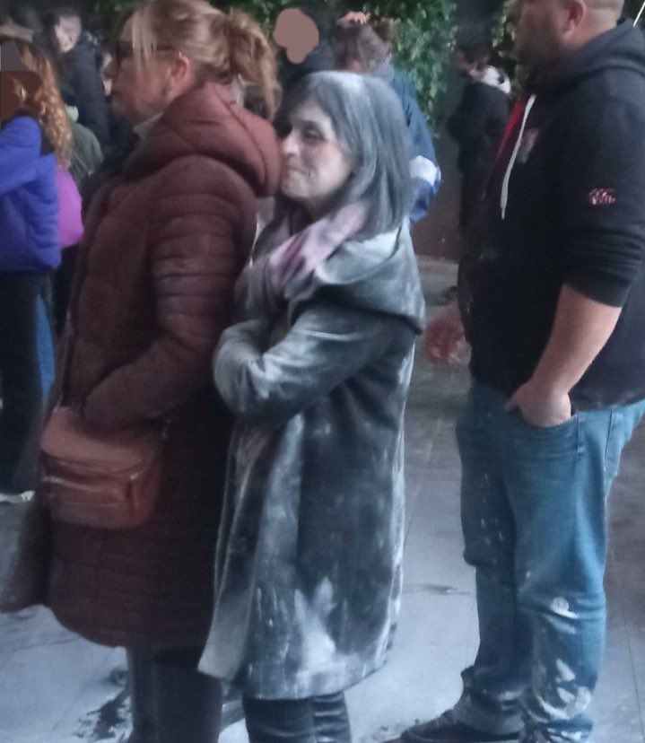 tonetaso90's tweet photo. Per molt que fagin córrer aquesta foto, diu molt més del que els hi agradaria.

És la nostre lideressa aguantant com cal un atac de fanàtics que estaven manifestant-se a favor de terroristes.

HONOR A @orriolsderipoll 

Feu RT perque tothom ho vegi!! https://t.co/6jvTee1AOc
