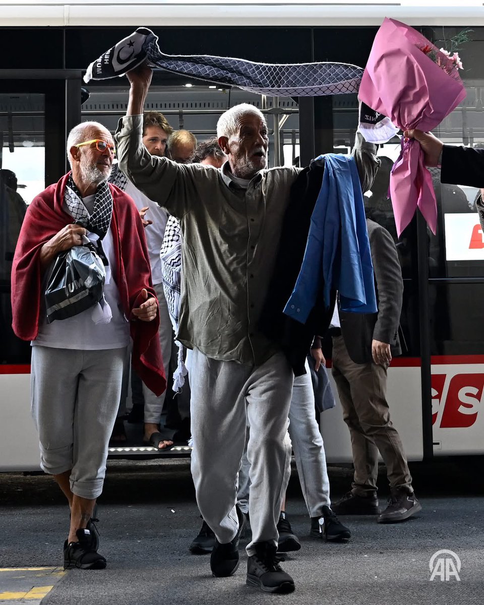 İsrail'in saldırarak alıkoyduğu Sumud Filosu’ndaki Türk ve yabancı aktivistler İstanbul'a ulaştı

İsrail tarafından uluslararası sularda saldırıya uğrayıp alıkonulan Küresel Sumud Filosu'nda yer alan aktivistleri getiren Türk Hava Yolları (THY) uçağı İstanbul Havalimanı'na indi.