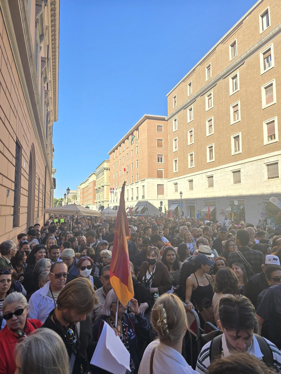 AndresRechePLAN's tweet photo. Transporte colapsado, calles intransitables, horas de espera para acceder al #Vaticano. El parque temático de #Roma no admite reclamaciones ni devoluciones por la frustración de encontrar ciudad que perdió toda su esencia y hermosura. 
Ciao Roma. https://t.co/pv95ioPQCz