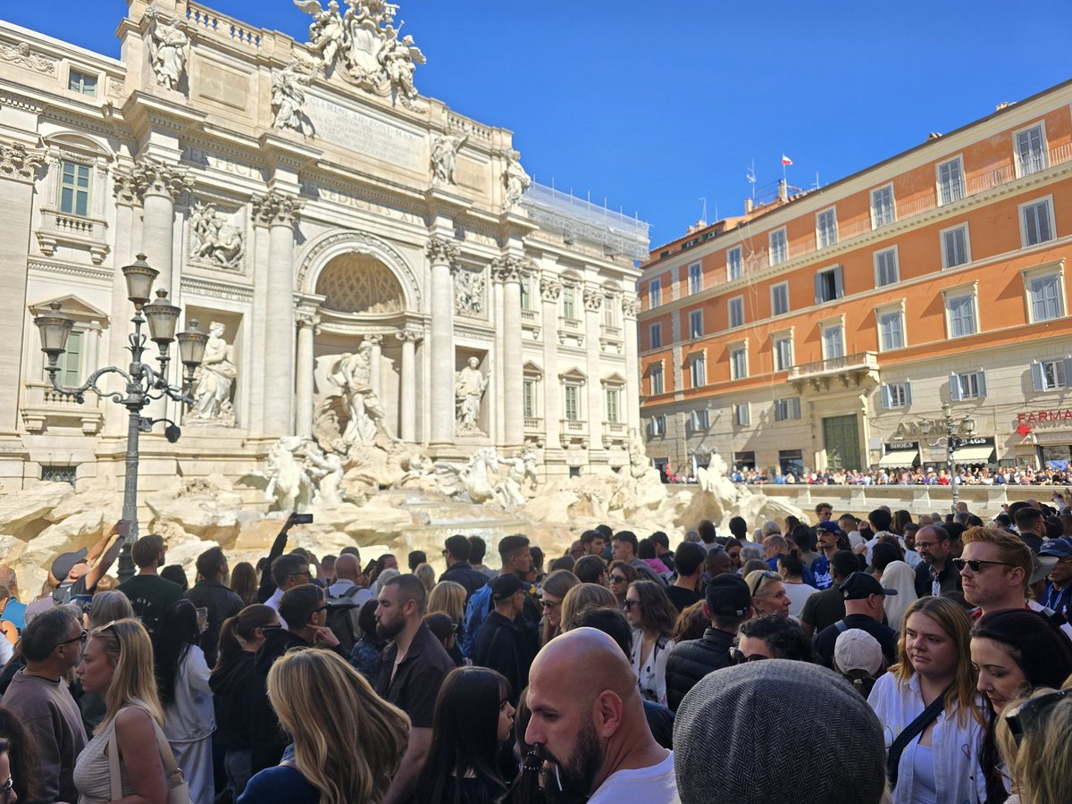 AndresRechePLAN's tweet photo. Transporte colapsado, calles intransitables, horas de espera para acceder al #Vaticano. El parque temático de #Roma no admite reclamaciones ni devoluciones por la frustración de encontrar ciudad que perdió toda su esencia y hermosura. 
Ciao Roma. https://t.co/pv95ioPQCz