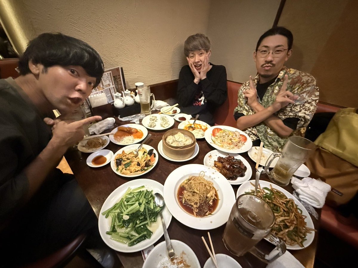 ryutahitorimi's tweet image. テーブルを中華料理で埋め尽くしたくなって、マエノ軍団を招集しました！
食べる時は、とても幸せだったのに。
今は、お腹いっぱいすぎてイライラしてます。