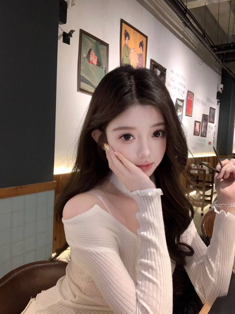 福利姬灵灵全球cos外围经济（全国独家资源）分享的黄推图片2 - 网红私拍内容