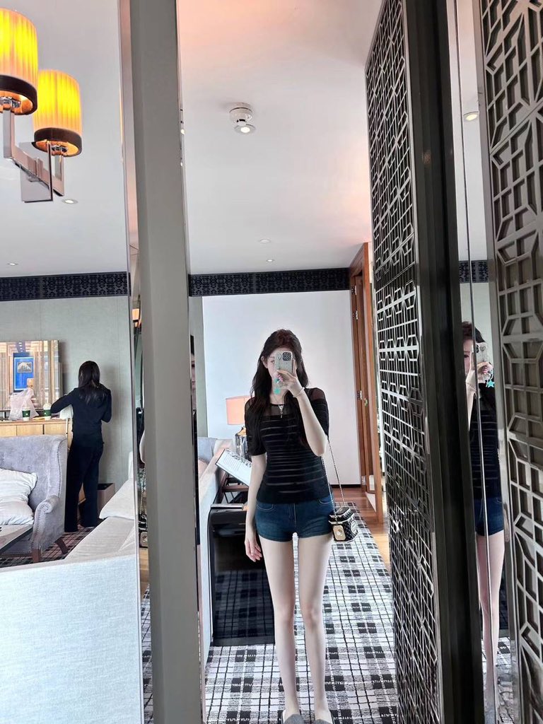 福利姬灵灵全球cos外围经济（全国独家资源）分享的黄推图片4 - 网红私拍内容