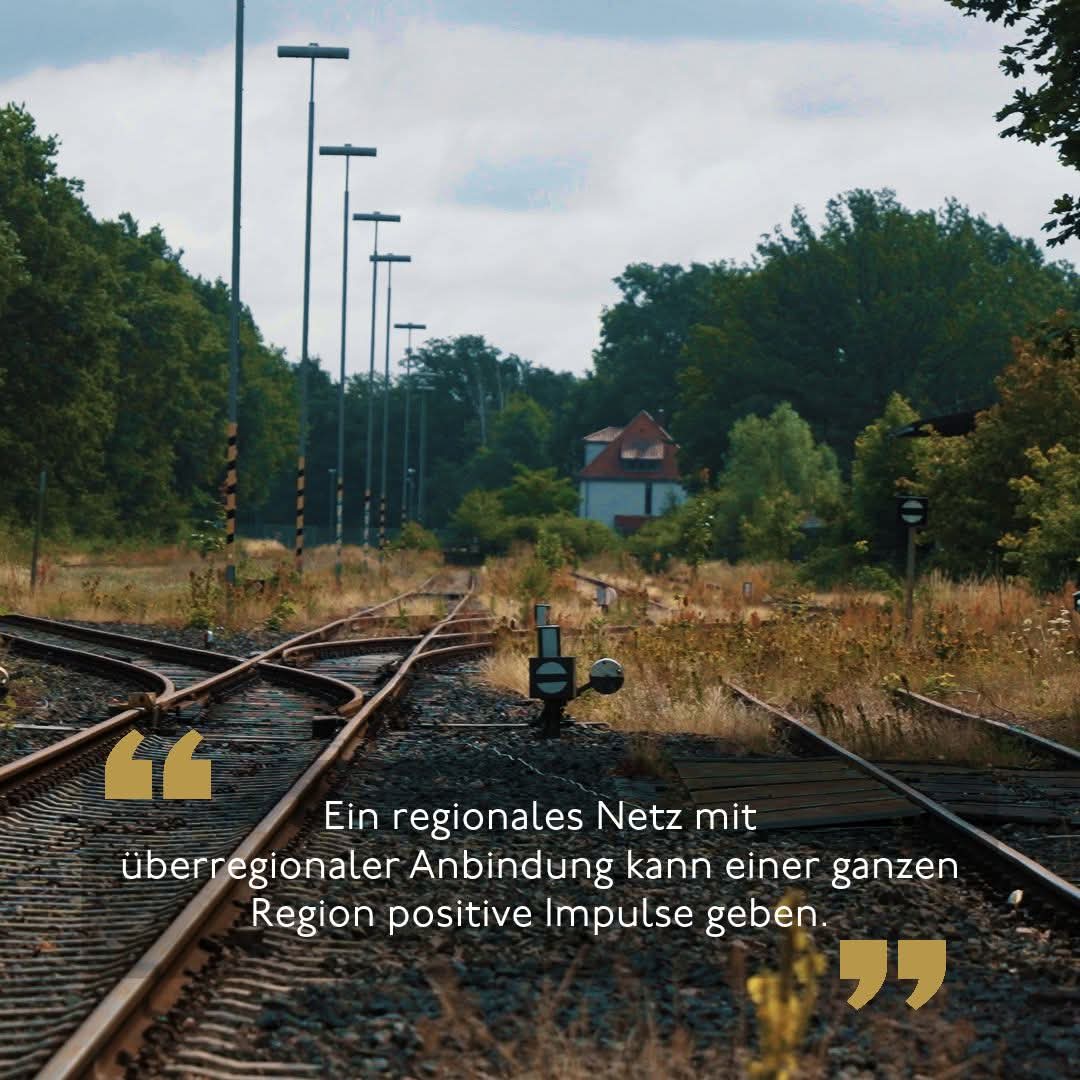 3.Oktober, Tag der Deutschen Einheit: Als länderübergreifender Verein setzen wir uns für bessere Bahnverbindungen in Niedersachsen und Sachsen-Anhalt ein. Mit der Reaktivierung der Jeetze(l)talbahn zwischen Dannenberg, Salzwedel und Oebisfelde-Wolfsburg würde eine zentrale