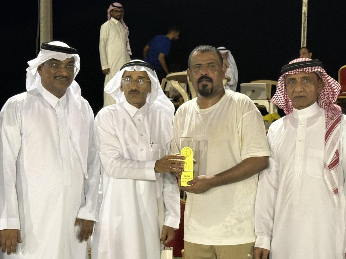 جائزة أفضل مدرب في البطولة ..⚽️
مصلح الشريف (فريق BH القنفذة)

#النخبة_السابعة_للأبطال_بالبيضين 
 #معقل_الأبطال
#القنفذة