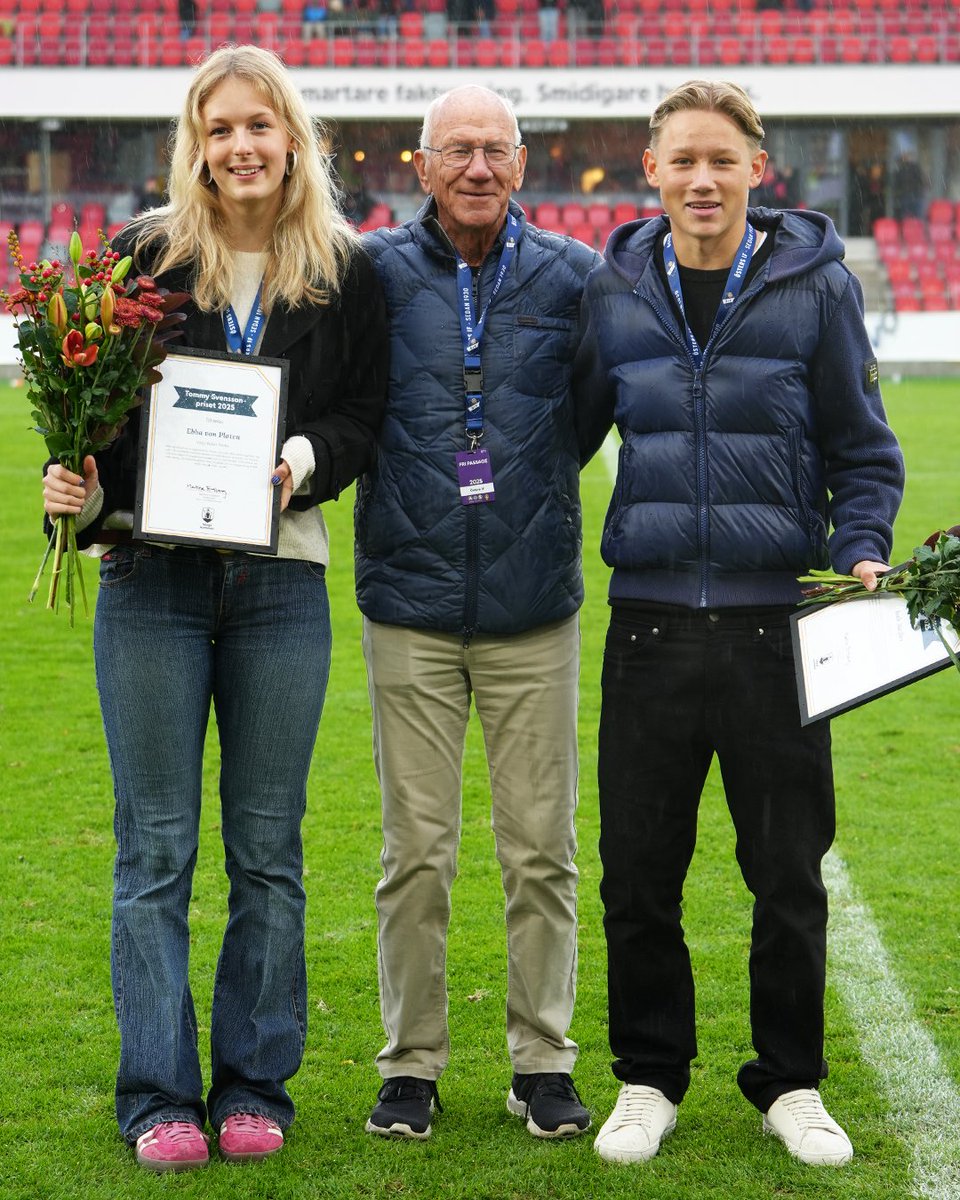 OstersIF's tweet photo. I halvtidsvilan tilldelades Ebba von Platen (Växjö Roller Derby) och Isak Järdler (Östers IF) det årliga Tommy Svensson-priset👏

Tommy Svensson själv var såklart på plats för att dela ut priset🏆

🔴🔵#östersif https://t.co/jjyEVQTYb7